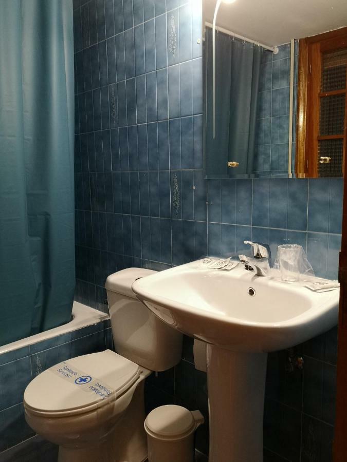Hostal Becerril Бесерріль-де-ла-Сьєрра Екстер'єр фото